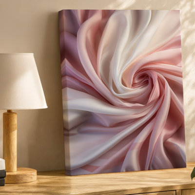 Toile vue de près d'un tissu fluide délicat dans un art mural doux aux teintes pastel de rose rosé et de blanc crème créant un art mural sur toile