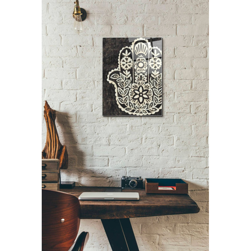 «Night Hamsa II» par Chariklia Zarris, art mural en verre acrylique, H 16 po x l 12 po x P 0,12 po