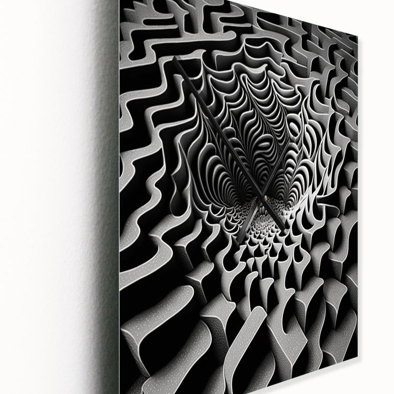 Horloge murale moderne à travers le labyrinthe noir et blanc I, H 32 po x l 24 po x P 1 po