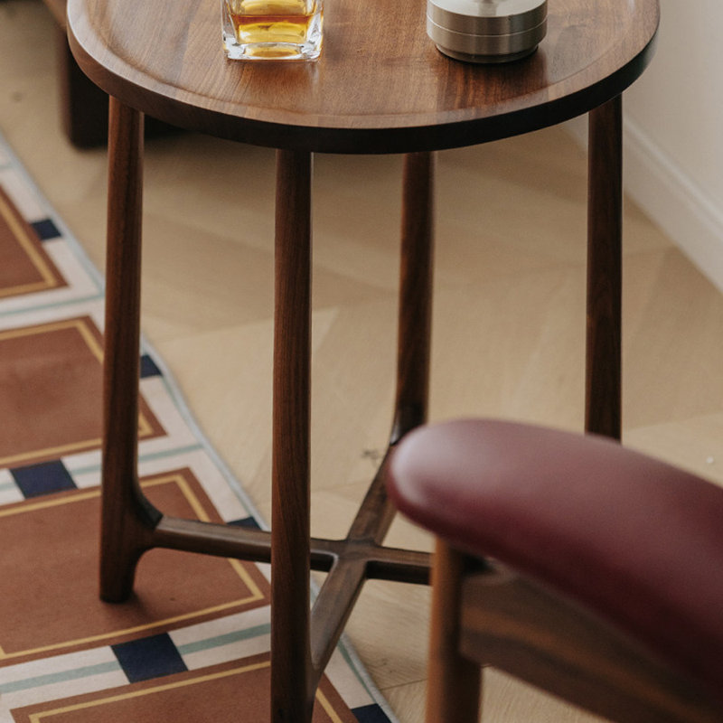 Petite table d'appoint en bois de noyer foncé foncé