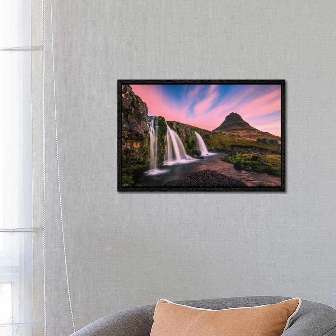 Island, Kirkjufellsfoss. Wasserfall bei Sonnenaufgang. von Jaynes Gallery - Gallery-Wrapped Canvas Giclée on Canvas