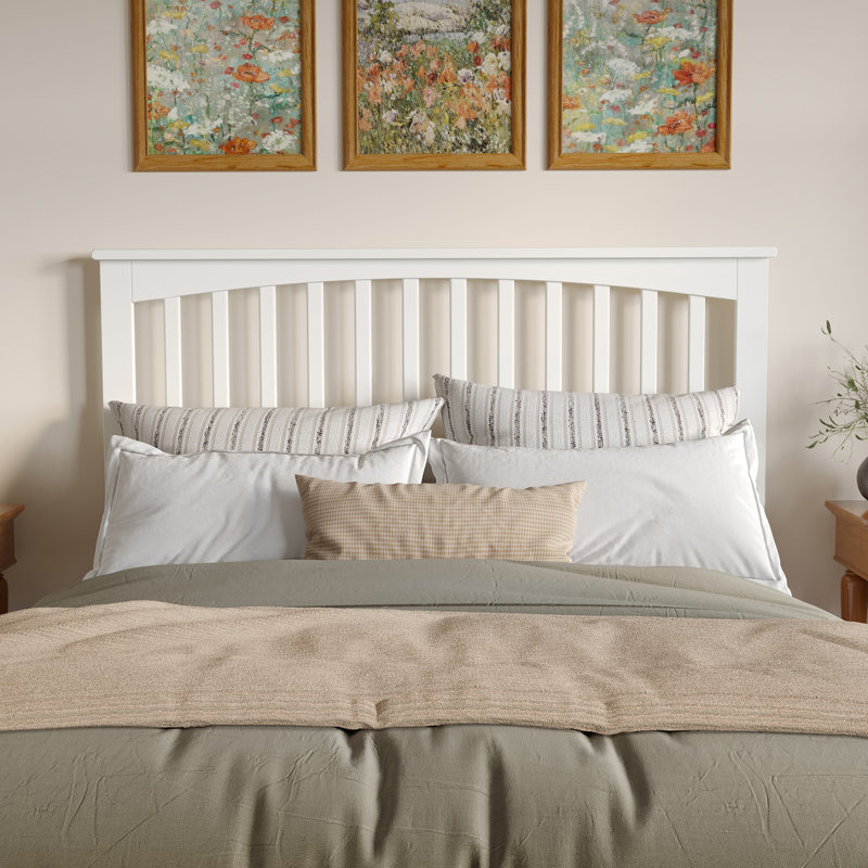 Lit plateforme en bois massif avec pied de lit assorti Aritra, Blanc, Grand