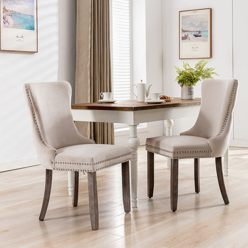 Chaise de salle à manger rembourrée à oreilles avec garniture cloutée et pieds en bois massif, ensemble de 2, Brun, Beige
