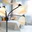  Lampe sur pied à 3 lumières multicolores avec lampe sur pied et poteaux hauts avec accoudoirs flexibles et abat-jour en PVC blanc pour le salon