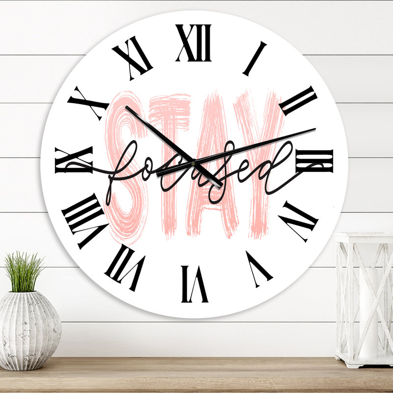 Restez concentré en citation rose et noire - Horloge murale moderne, Surdimensionné