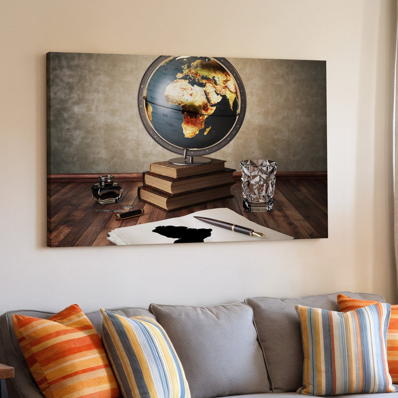 Toile, scène d'étude doucement éclairée avec art mural rétro en forme de globe illuminé mettant en vedette les Continents d'Afrique
