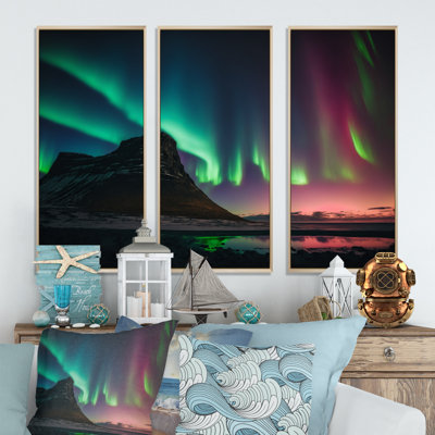 Aurore boréale, belles vagues dansantes de lumière I - paysage de montagnes, ensemble d'art mural sur toile