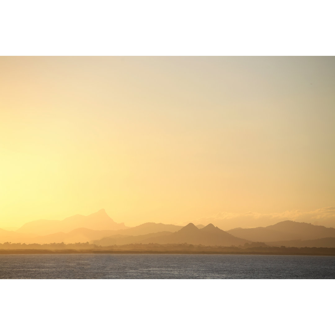 Goldene Berge im Sonnenuntergang