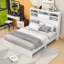 Grand lit plateforme en bois avec tablettes et station de charge