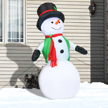 Deer Takes On Inflatable Frosty The Snowman In Texas Family's Front Yard