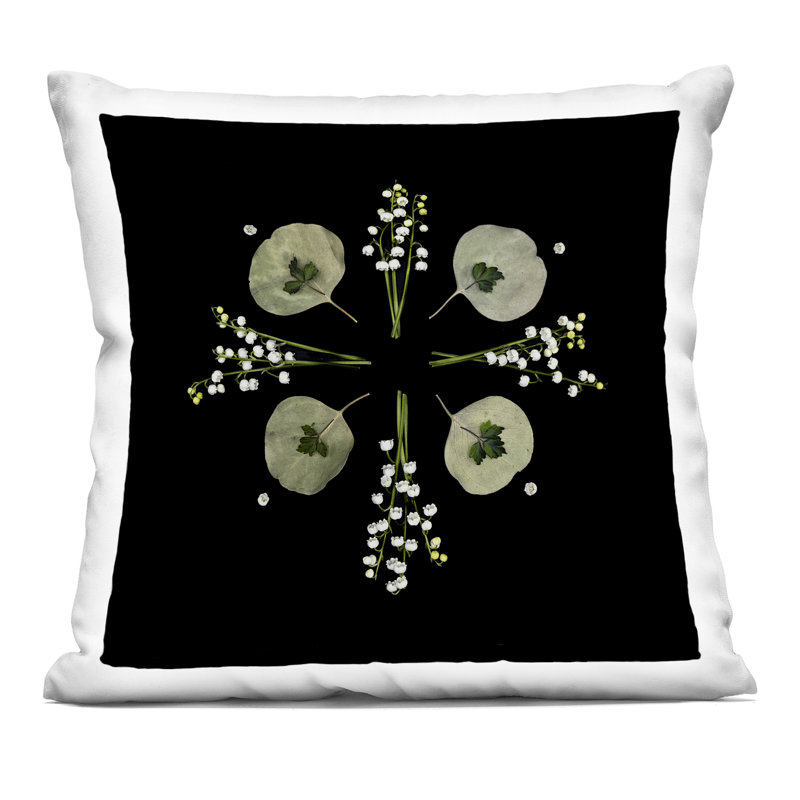 Coussin décoratif imprimé feuilles et fleurs sauvages sur fond noir, design par Beth Adoette