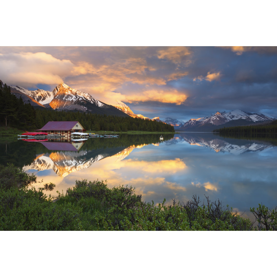 Maligne Lake Fire And Ice von GlowingEarth - Druck auf Leinwand ohne Rahmen