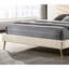 Très grand lit beige avec un style Mid-Century moderne et une tête de lit rembourrée-673155647
