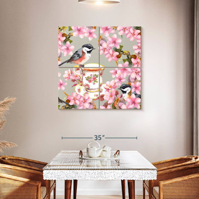 Ronce sur tasse à thé et fleurs roses