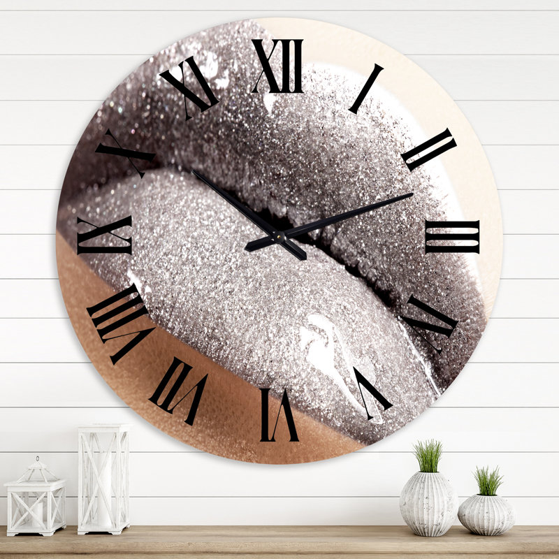 Gros plan d'une femme avec des lèvres brillantes - horloge murale moderne, Grand