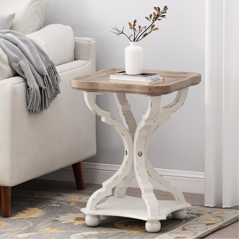 Table d'appoint captivante de style champêtre français avec base ornée enchantée, élégante et thématique
