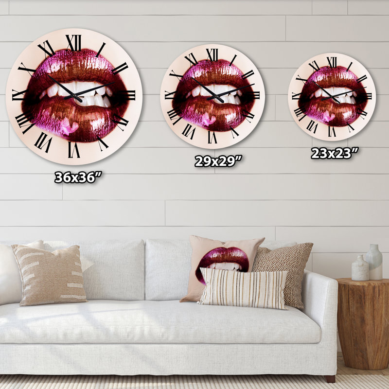 Gros plan sur des lèvres mauves - horloge murale moderne, Surdimensionné