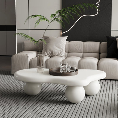 Table basse en forme de nuage avec 3 pieds sphériques blanc crème