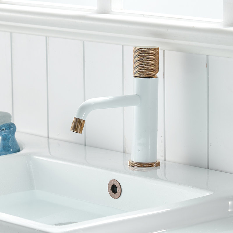 Robinet de lavabo de salle de bain moderne en laiton avec poignée simple, fixation sur le comptoir, mélangeur d'eau chaude et froide, installation facile, conception durable et élégante