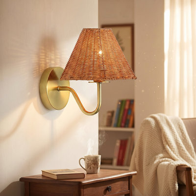 Applique murale bohémienne en rotin tissé à la main 1 lumière 10 po avec finition laiton brossé pour chambre à coucher et couloir