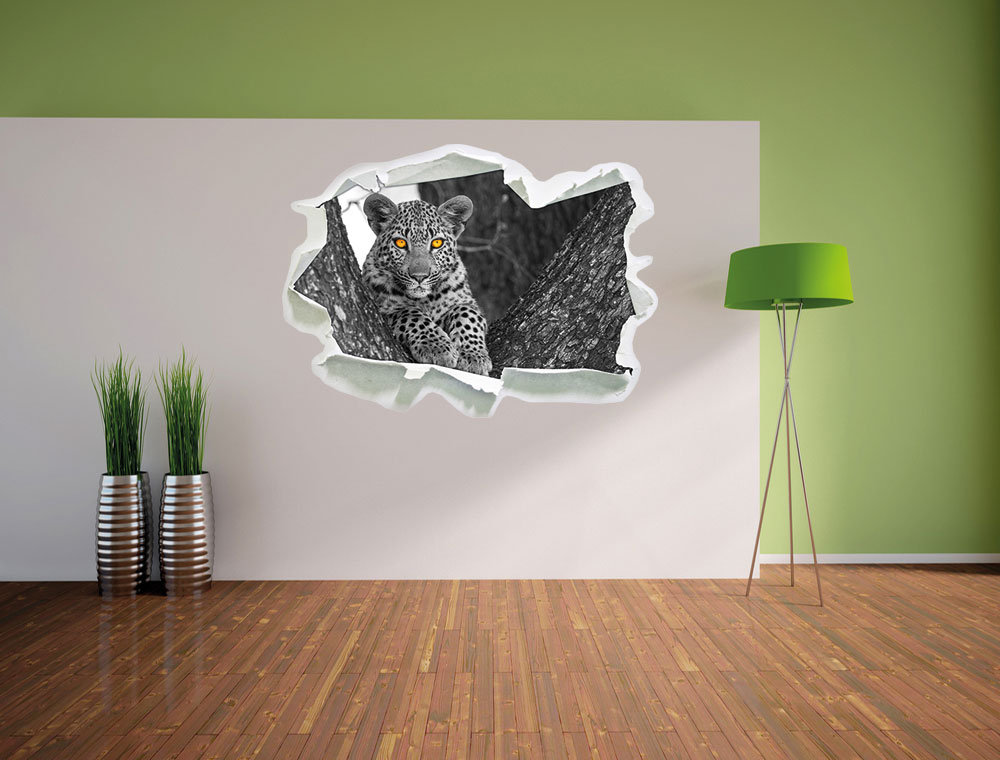 Aufmerksames Leopardenjunges auf Baum Wandsticker