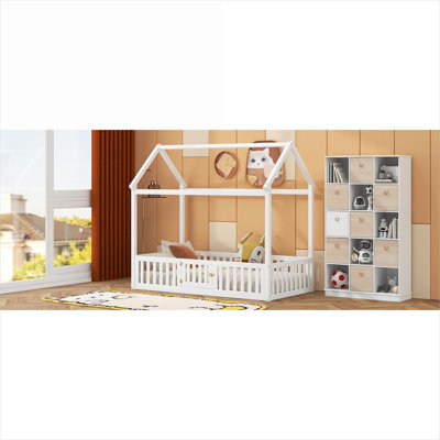 Lit plateforme simple en pin massif pour chambre d'enfant avec cadre blanc en forme de maison avec clôture et porte