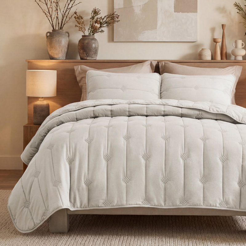 Bedsure Quilts–  Soft Cloud Lightweight Bedspread Coverlet Set with 2 Pillow Shams, Breathable & Cozy Quilt Set for All Season Use