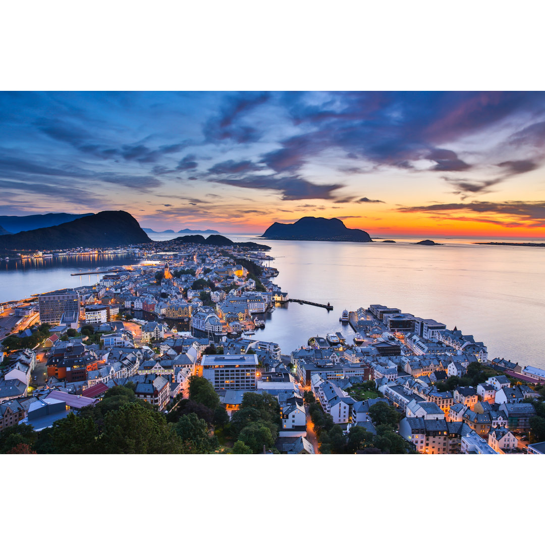 Stadt Alesund bei Sonnenuntergang von Olegmj - Leinwandfoto