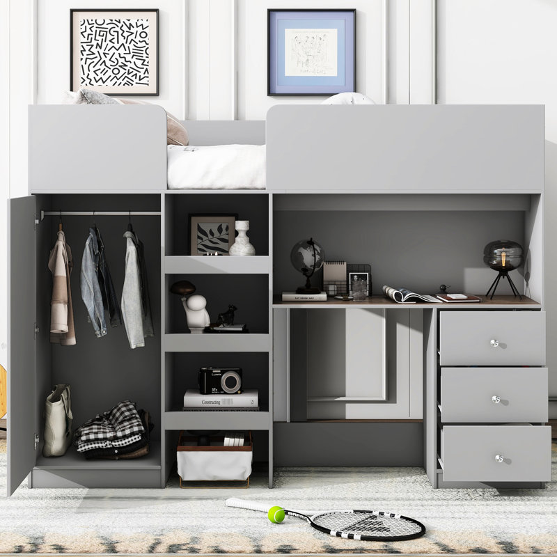 Lit mezzanine double avec agencement de couleur grise, garde-robe intégrée, bureau et rangement