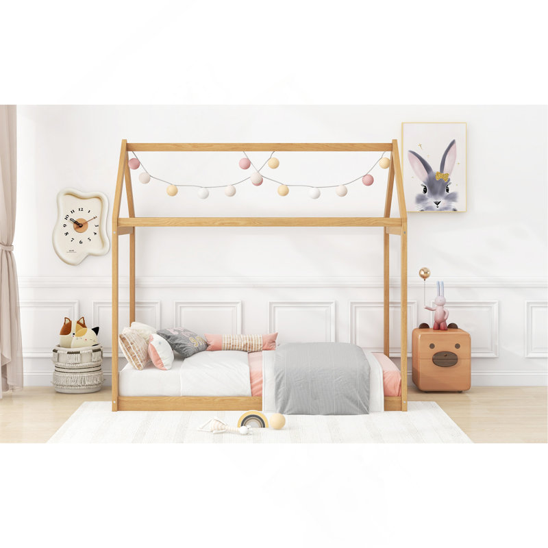 Lit simple en bois, couleur bois