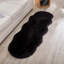 Tapis noir en fausse fourrure-77438960