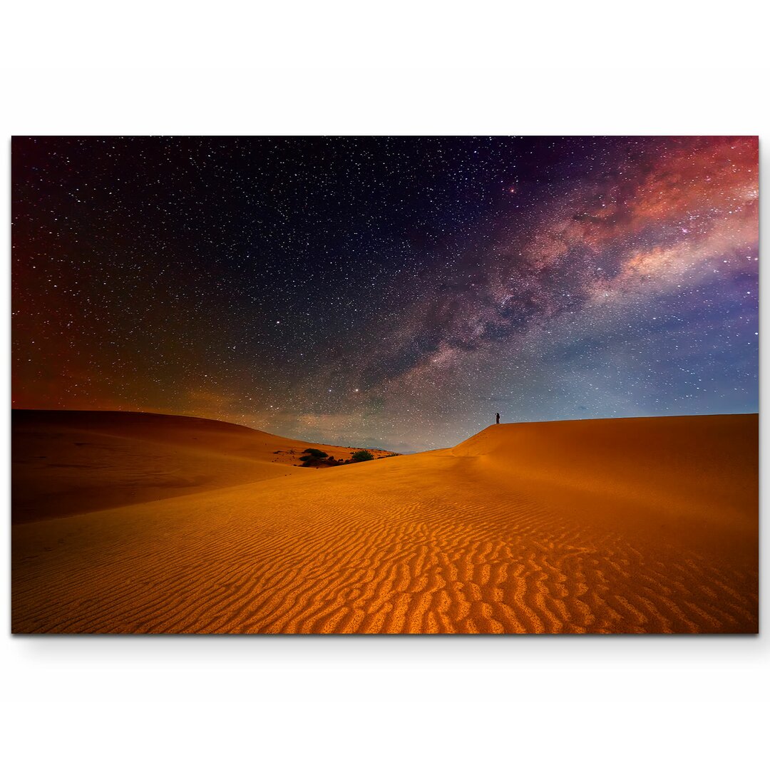 Leinwandbild Tourist in der Wüste bei Nacht