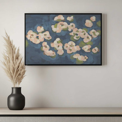 «Petals in the Water II» par June Erica Vess, reproduction d'art sur toile