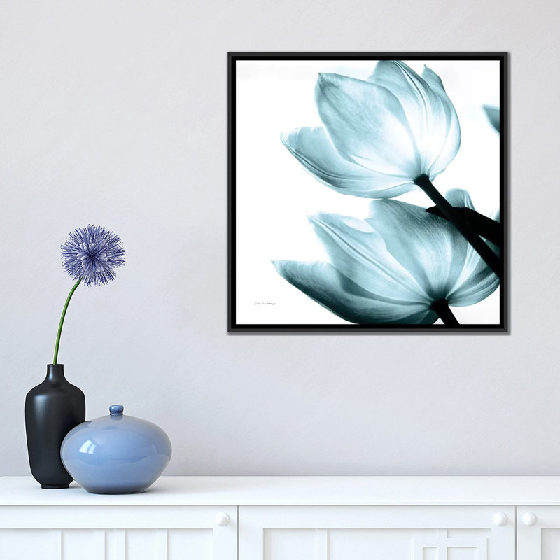 «Tulipes translucides II en turquoise» par Debra Van Swearingen - impression sur toile tendue, H 37 po x l 37 po x P 1,5 po