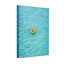 Kayak abstrait jaune sur une eau bleue calme