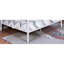 Lit double superposé au dessus d'un lit double en métal avec une élégance de chambre contemporaine blanche et angulaire pour plus de polyvalence