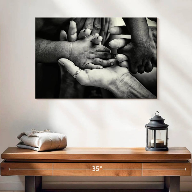 Leisha Family Hands BW, H 16 po x l 24 po