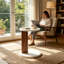Table d'appoint ronde blanche moderne avec pied central en noyer, petite table d'appoint en forme de C pour salon ou chambre.