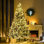 Arbre de Noël artificiel de 7,5 pi de hauteur avec 1149 branches floquées par la neige, 550 lumières DEL blanc chaud ou coloré, base en acier