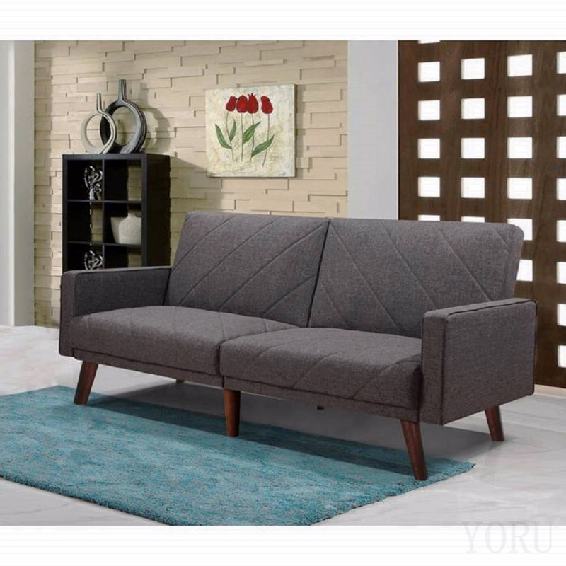 Canapé-lit futon convertible avec accoudoirs, en tissu gris à dos fendu et coutures apparentes, style moderne du milieu du siècle.