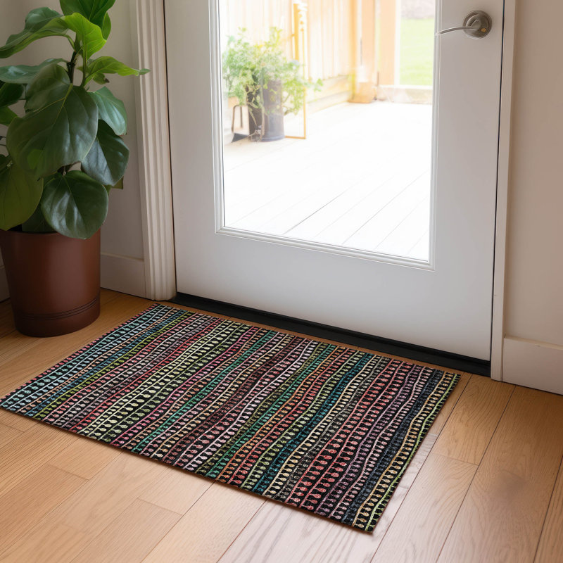 Tapis noir / rouge / vert en polyester tissé à la machine Condol, Rectangle 1 pi 8 po x 2 pi 6 po