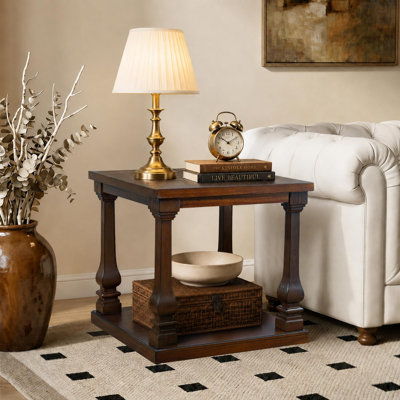 Table de bout carrée 24,8 po avec tablette de rangement à 2 niveaux, pieds sculptés en bois massif et plateau en placage épais, table d'appoint rustique pour le salon ou la chambre à coucher, noyer