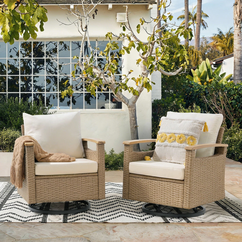 Chaises pivotantes d'extérieur en rotin avec coussins