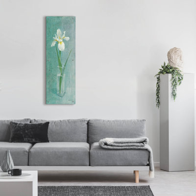  «Iris On Blue» par Danhui Nai, art mural en verre acrylique, 16 po x 48 po