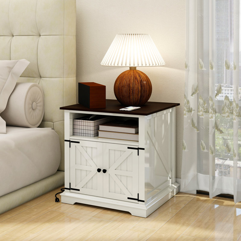 Table de chevet moderne August Grove® avec armoire et 2 prises CA intégrées et 2 ports USB, table de bout de style maison de campagne avec bar (ensemble de 2)