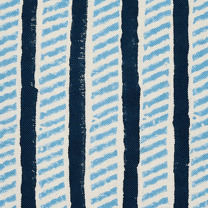 Tissu imprimé à la main Schumacher x Molly Mahon Garden Path, Minuit / ciel