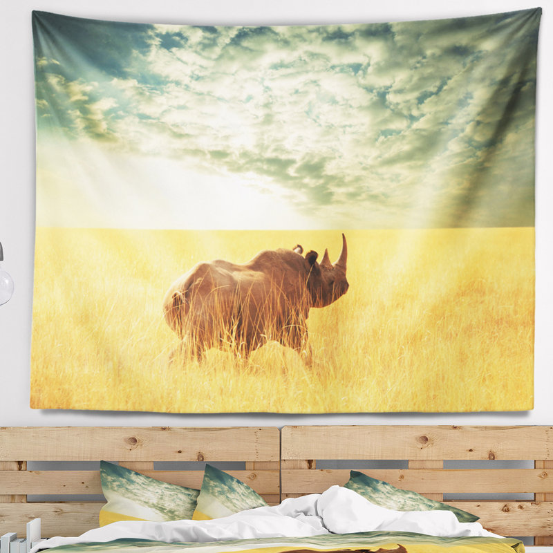 Rhinocéros africain dans une prairie sous un ciel nuageux, H 32 po x l 39 po