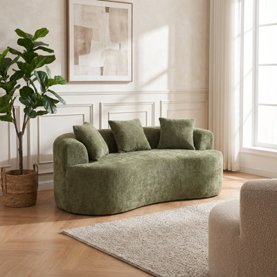 Canapé moderne à dossier bas en forme de croissant à trois places avec coussins profonds et mousse auto-gonflante, revêtu de tissu chenille doux