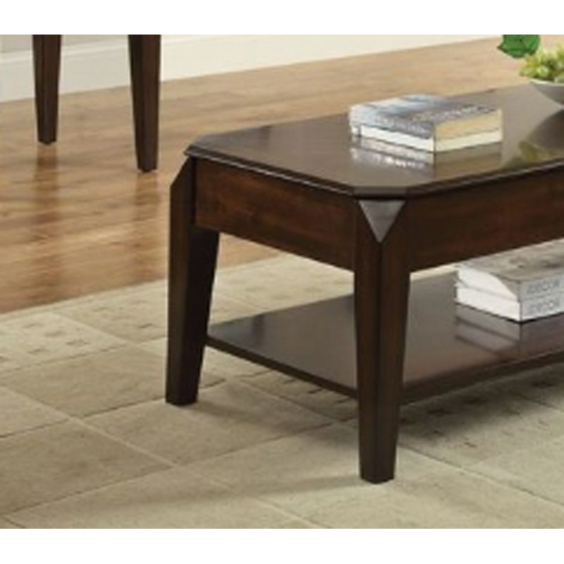 Table basse à finition noyer avec plateau