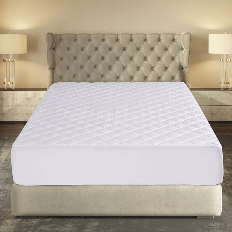 Surmatelas imperméable ajusté en microfibre douce facile à installer Deena, Simple